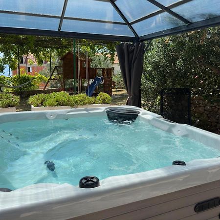 Vacation House Marin With Jacuzzi - Bol, Brac Eksteriør billede