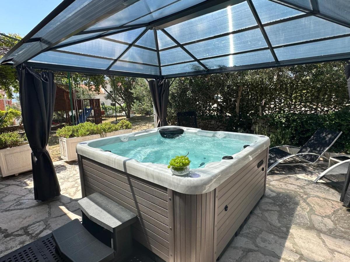 Vacation House Marin With Jacuzzi - Bol, Brac Eksteriør billede